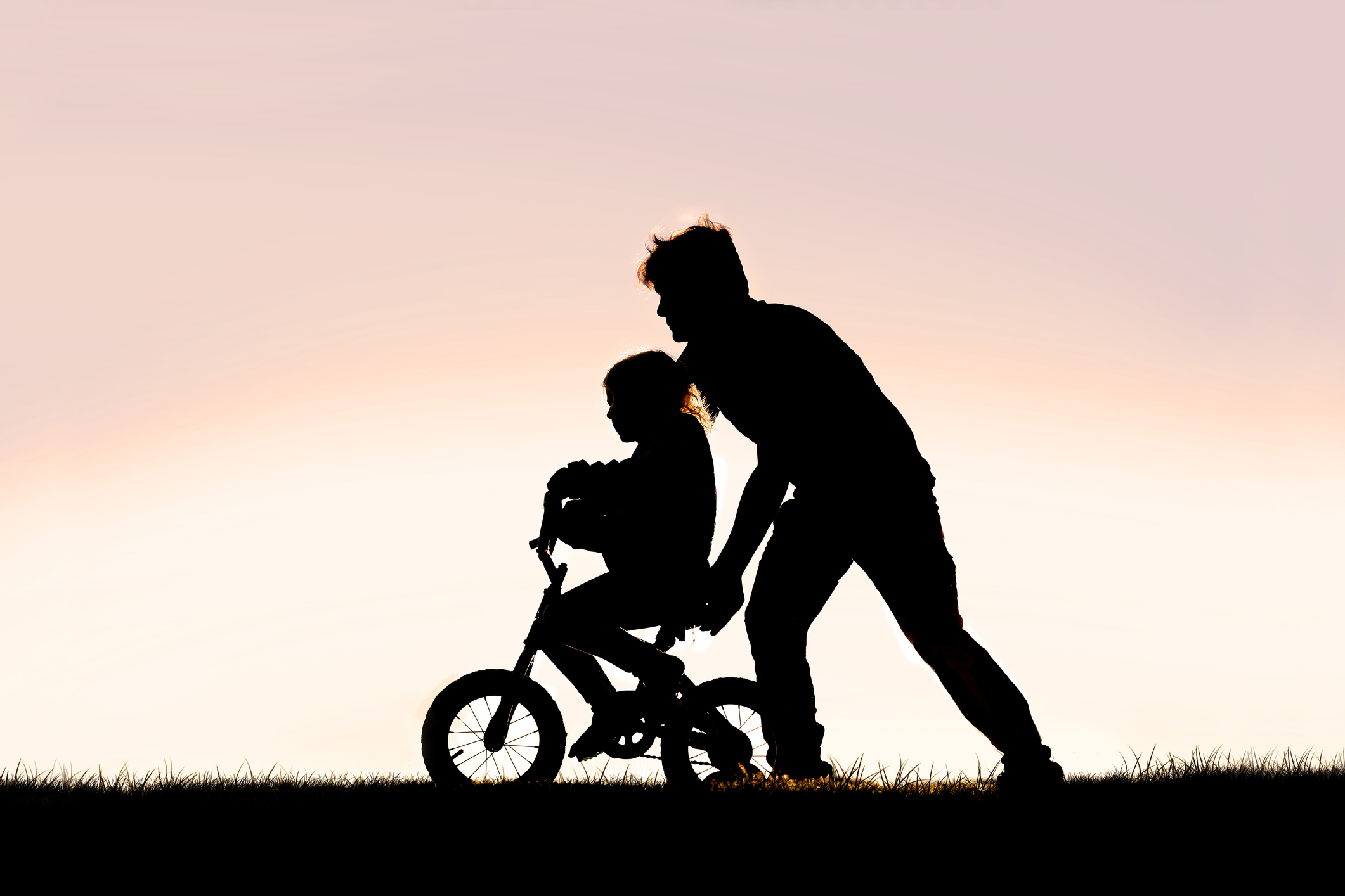 Папа помоги 2. International father's Day картинка. Картинка как папа катается на мотоцикле с двумя дочками. Милые картинки папа мама и два ребенка на велосипеде с прицепом. Bicycle father and daughter.